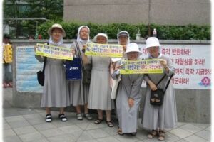 유기서원자들의  위안부 수요시위 참석 사진입니다.